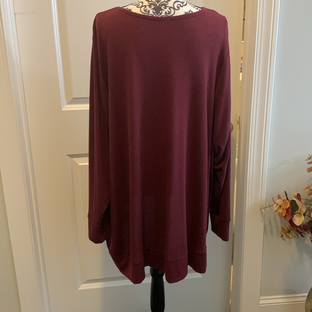 NWOT.  🎄🎅🏼 Great for the holiday season!  Oversized lounge/sleep shirt. - Picture 7 of 9